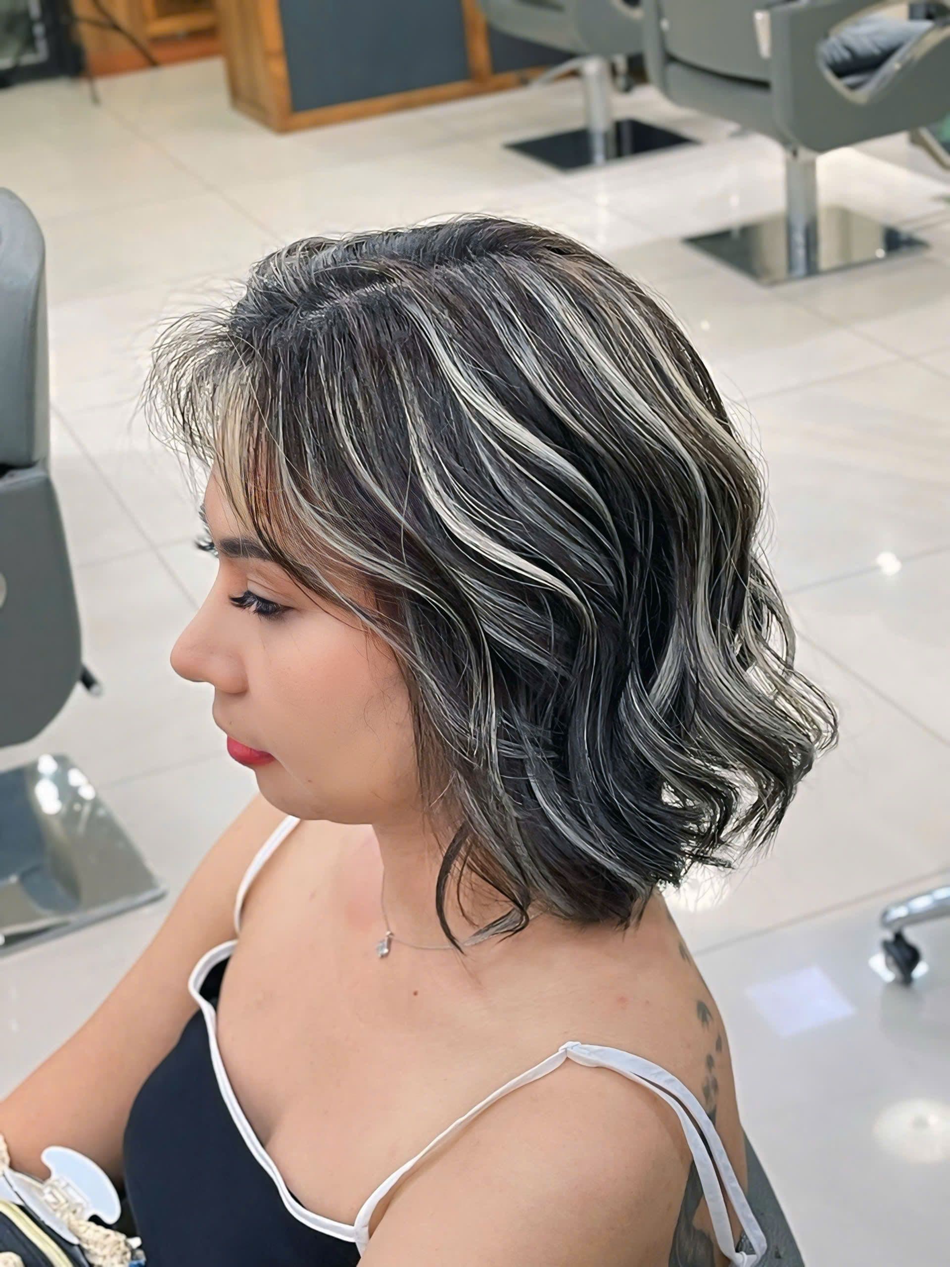Phong cách tóc uốn sóng tại Sky Hair Salon
